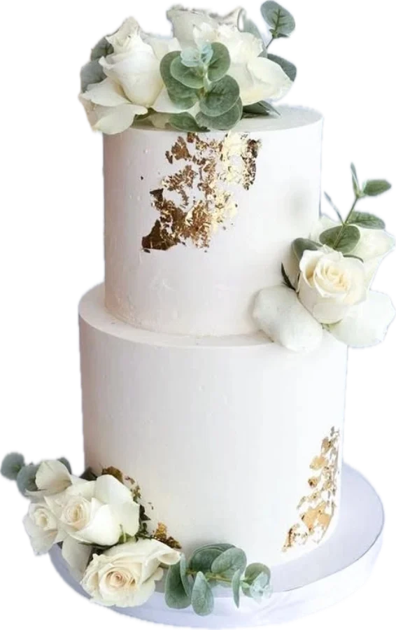 Zweistöckige weisse Torte mit Blattgold, weissen Rosen und Eukalyptus